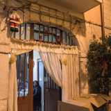Il nostro viaggio tra i sottani di Bari Vecchia durante il Natale parte da strada San Marco. Qui ci imbattiamo in un grazioso ingresso abbellito con una sottile tenda bianca, un piccolo Babbo Natale e una pianta da cui pendono diverse palline rosse: � la dimora della signora Rosa, simpatica vecchietta che incontriamo assieme alle due figlie
